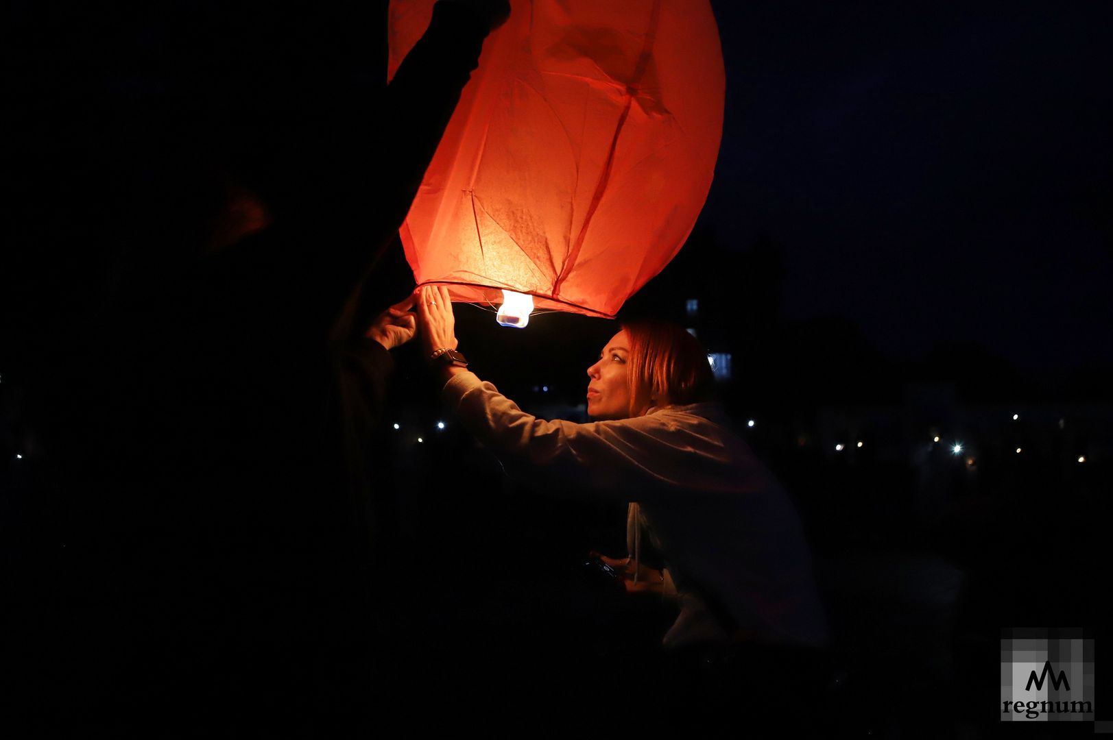 Запуск воздушных фонариков в память о погибших детях Донбасса