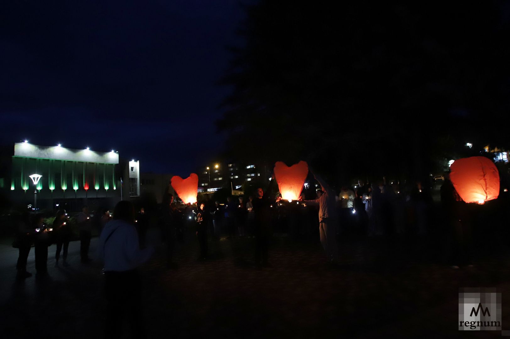 Запуск воздушных фонариков в память о погибших детях Донбасса