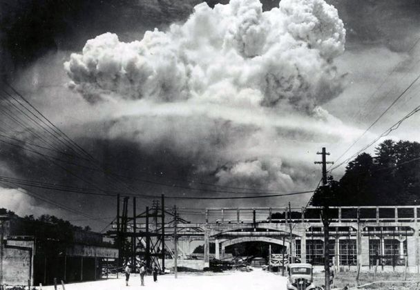 Взрыв атомной американской бомбы в Херосиме. Япония. 1945