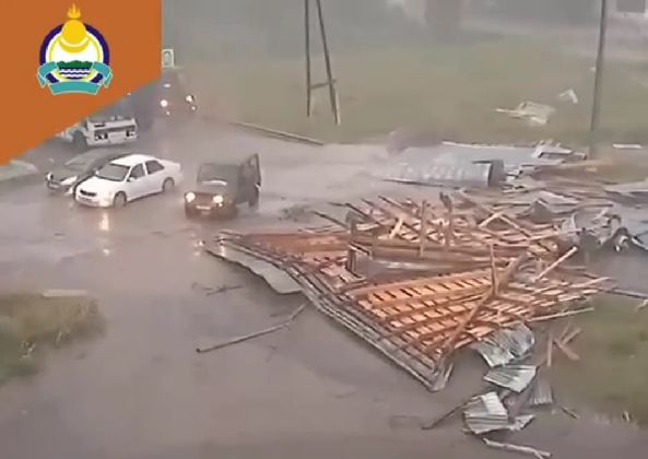 В Бурятии ветром сорвало крышу пятиэтажного дома