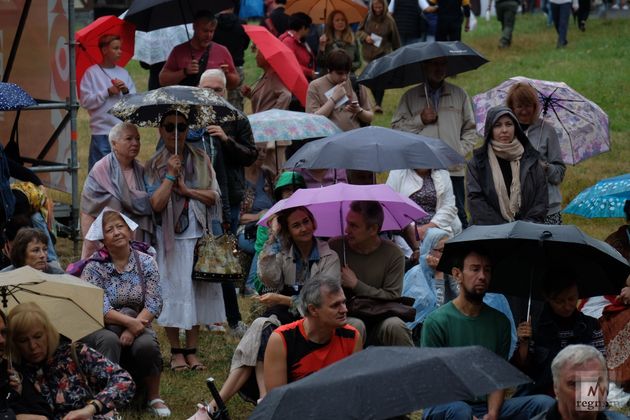 Несмотря на дождливую погоду, фестиваль собрал большое число поклонников творчества поэта