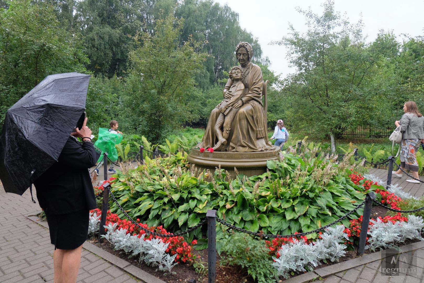 Памятник юному Пушкину и его бабушке Марии Алексеевне Ганнибал