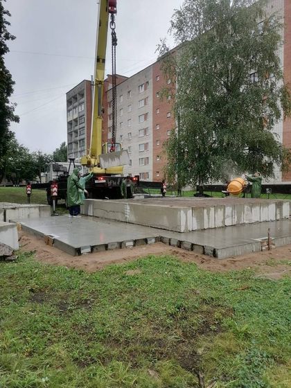 Заливка площадки и постамента под памятник танку Т-34 в Ивангороде