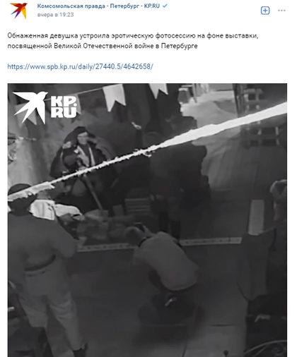 Три девушки смотрят телевизор на кровати в гостиной :: Стоковая фотография :: Pixel-Shot Studio Три девушки смотрят телевизор на кровати в гостиной :: Стоковая фотография :: Pixel-Shot Studio
