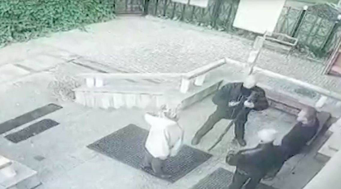 Fjrb e [hfvf. Видео нападения на церковь. Видео нападения на церковь. Нападение на храм новосибирск. Видео нападения на церковь.