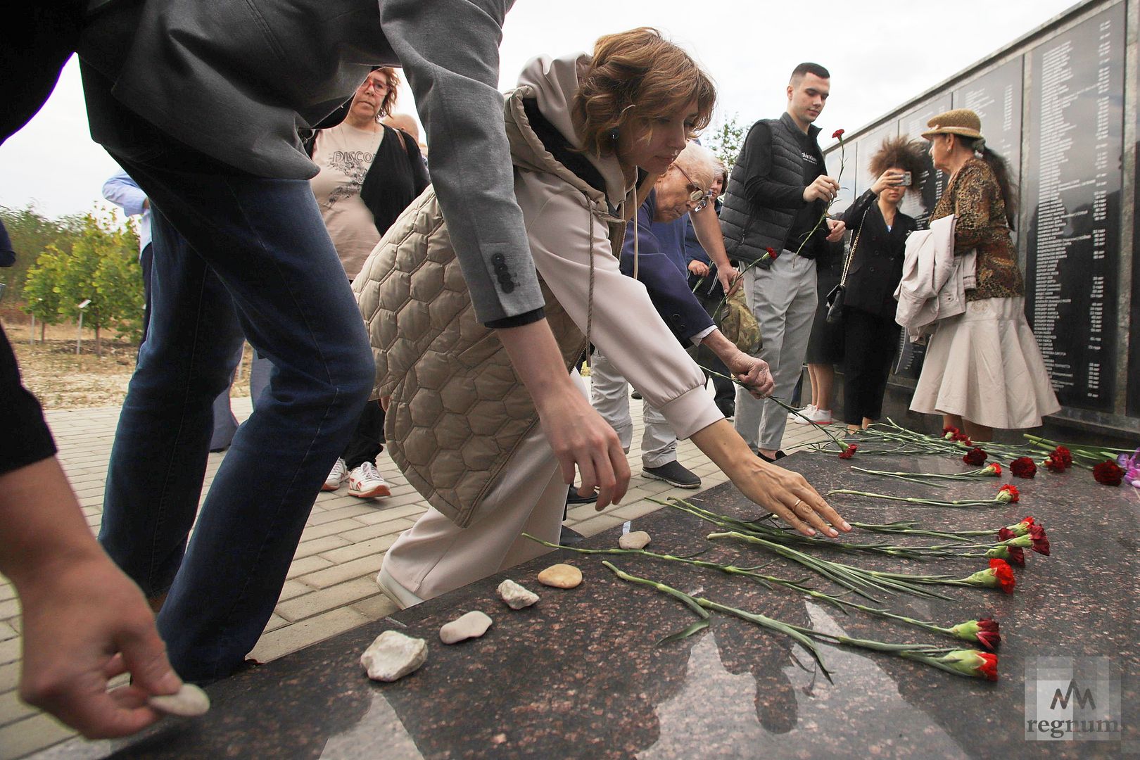 По еврейской традиции у мемориала оставили камни как символ вечной памяти