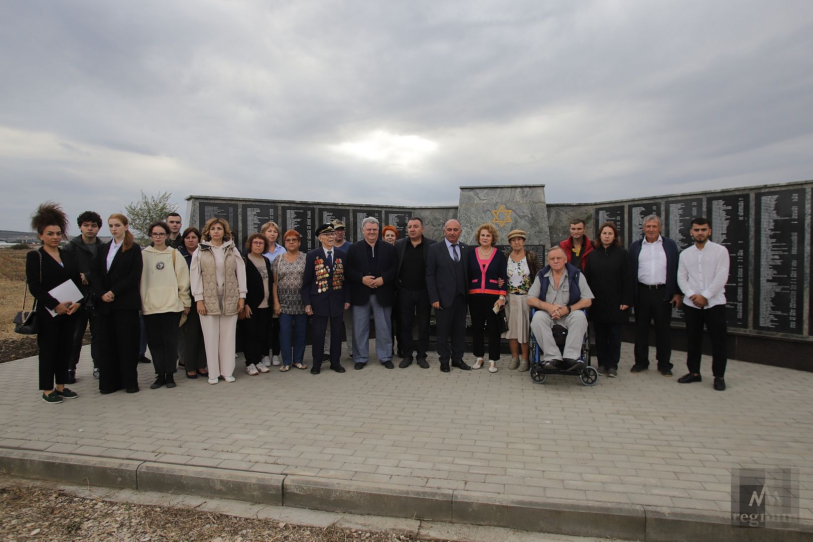 Участники памятной акции у Мемориала жертвам Холокоста в Минеральных Водах