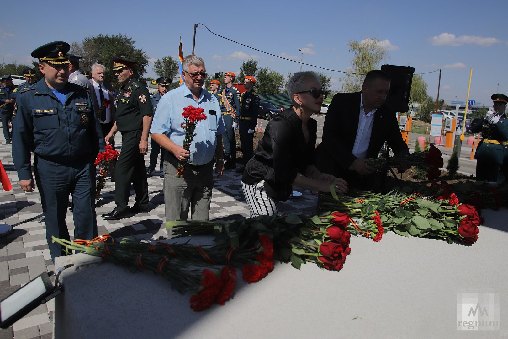Возложение цветов к памятнику авиаторам МЧС России