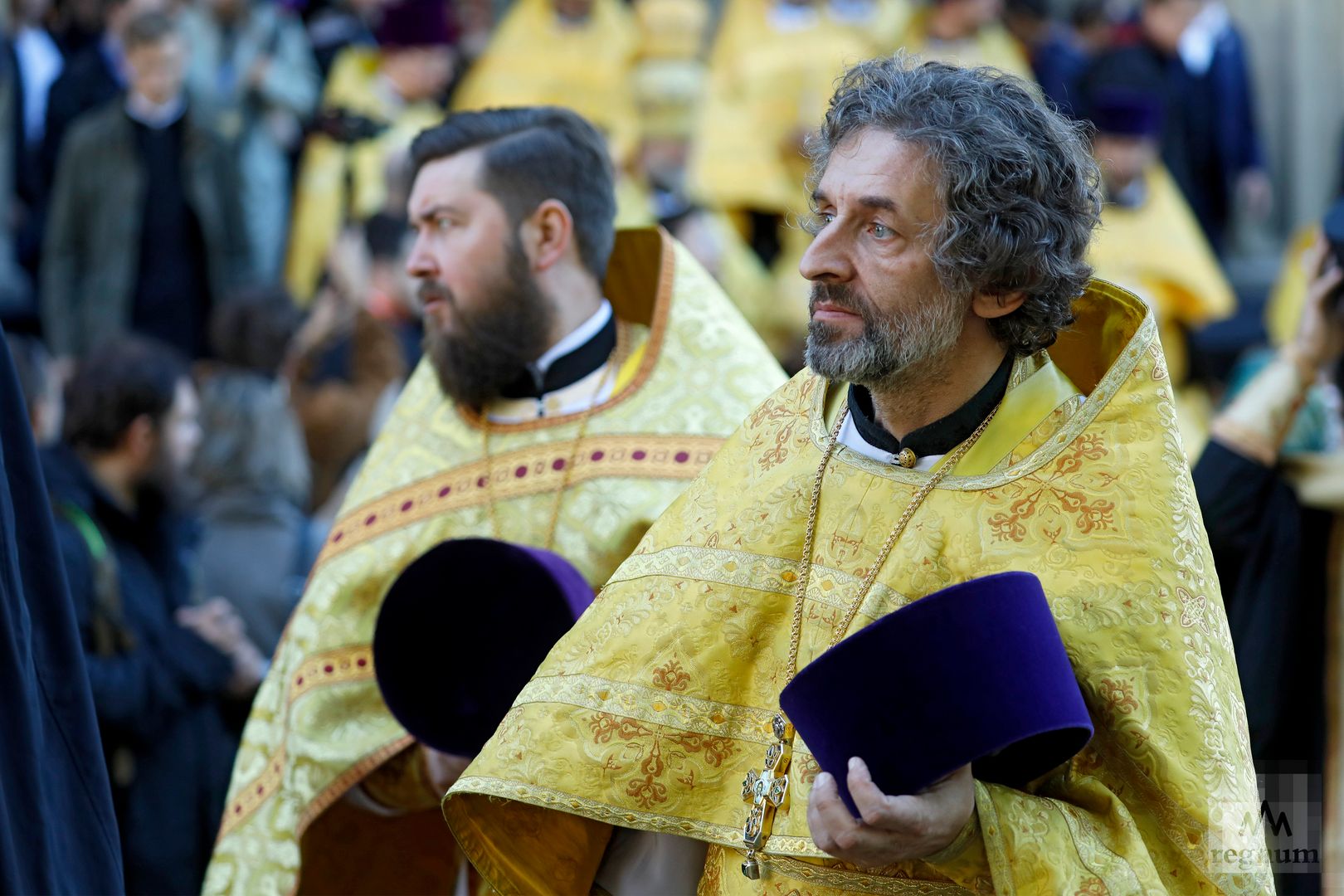 Священнослужители перед началом крестного хода по случаю Дня перенесения мощей святого благоверного князя Александра Невского