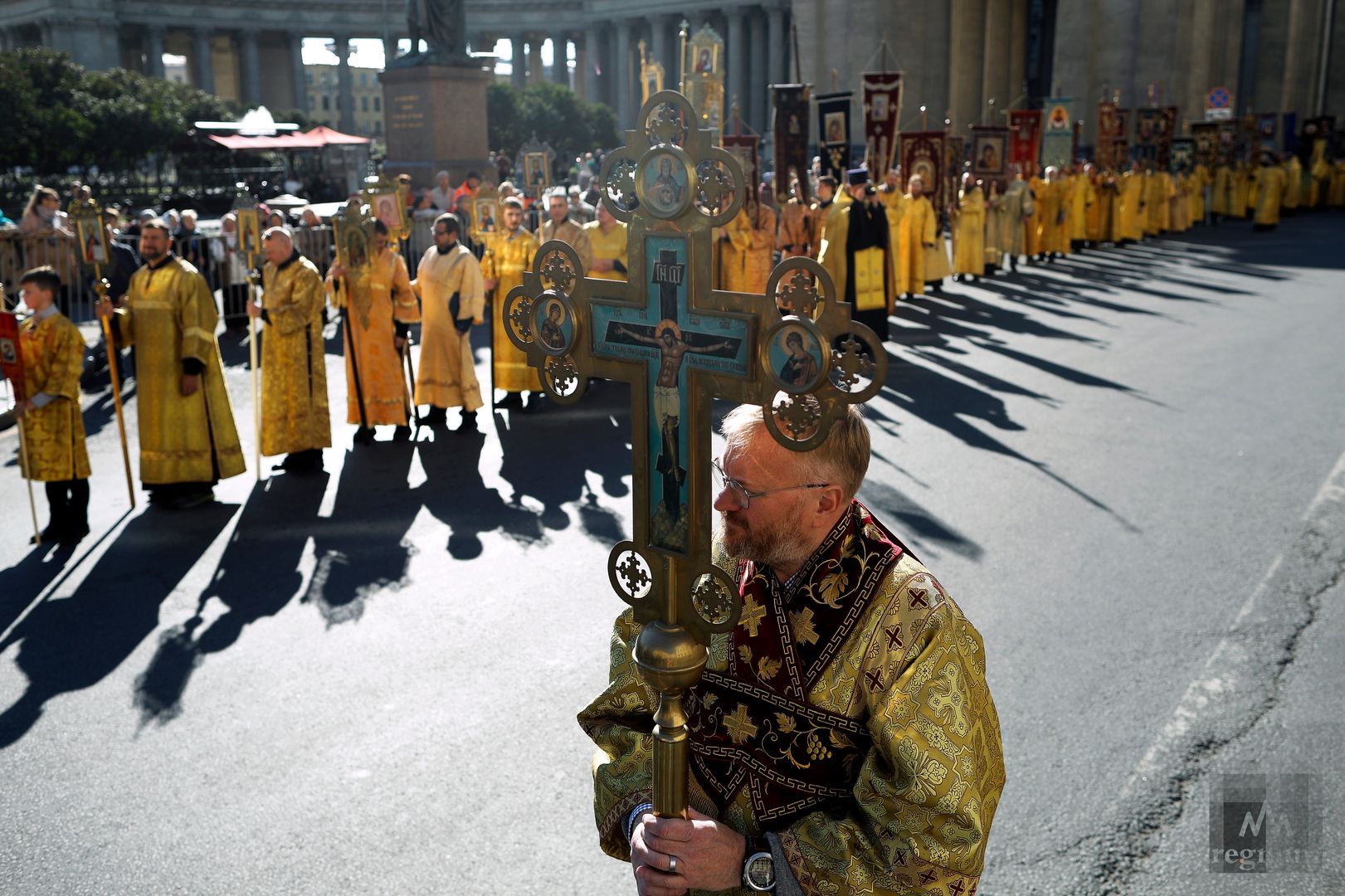 Виталий Милонов перед началом крестного хода по случаю Дня перенесения мощей святого благоверного князя Александра Невского