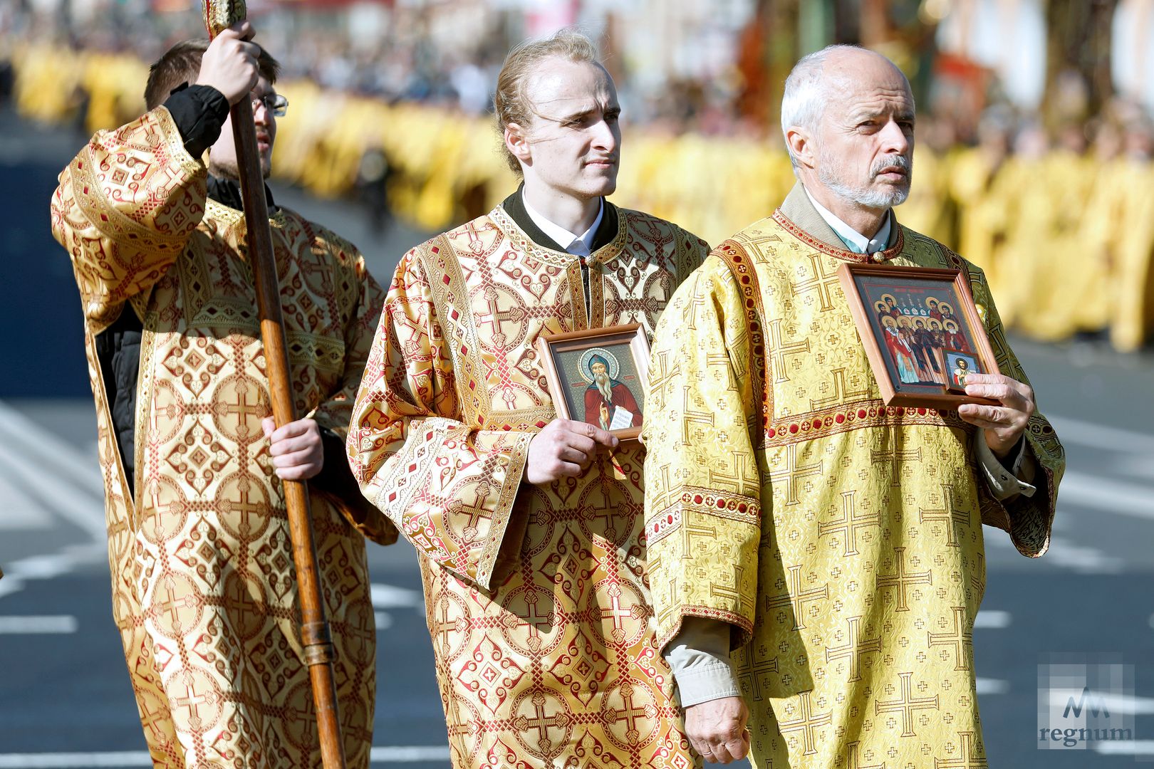 Священнослужители во время крестного хода по случаю Дня перенесения мощей святого благоверного князя Александра Невского
