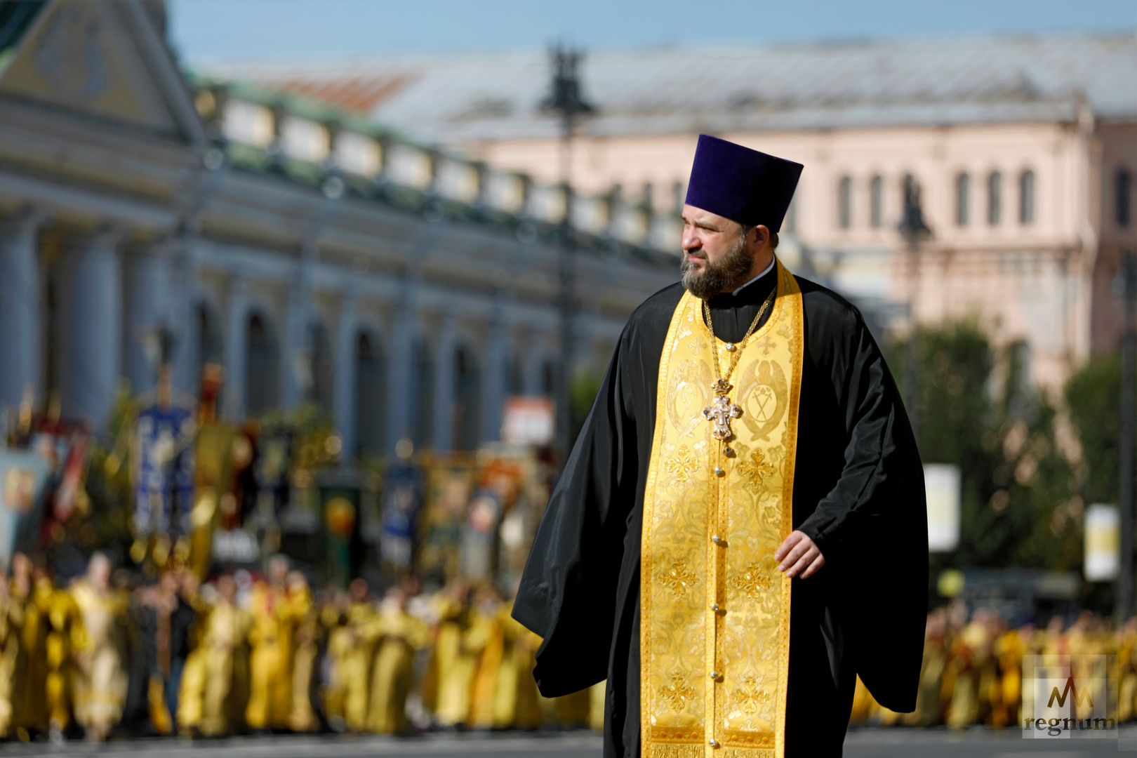 Священнослужитель во время крестного хода по случаю Дня перенесения мощей святого благоверного князя Александра Невского