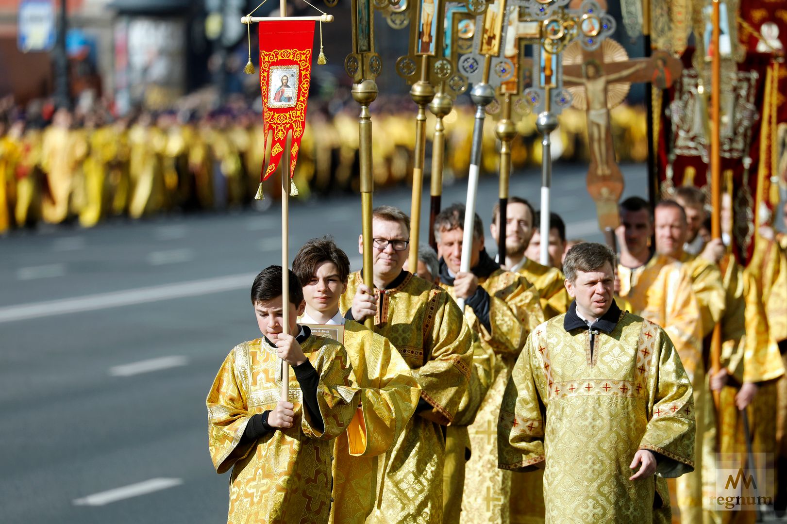 Священнослужители во время крестного хода по случаю Дня перенесения мощей святого благоверного князя Александра Невского