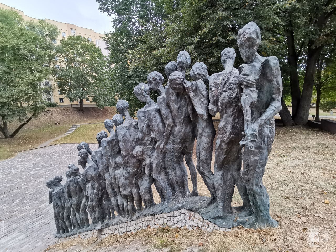 Скульптурная композиция представляет группу обречённых мучеников, спускающихся на дно ямы