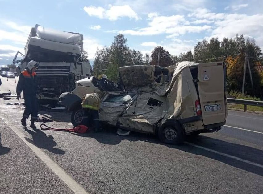 водитель автомобиля проехал на красный свет приведите один пример когда за последствия данного вида