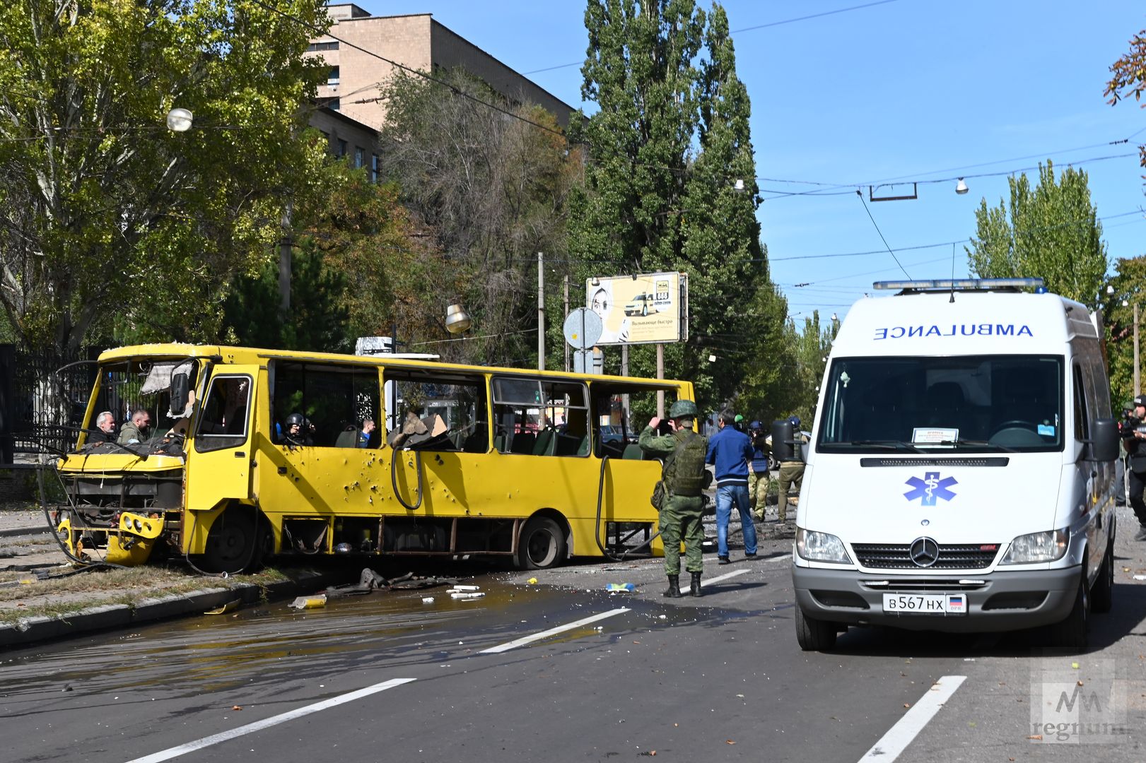 В результате обстрела рынка в Донецке был также уничтожен пассажирский автобус