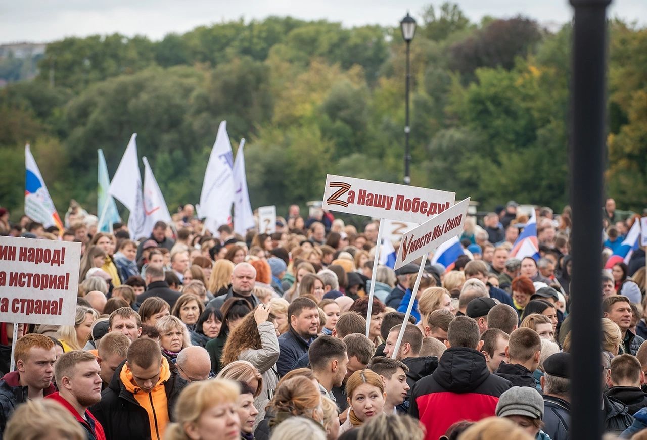 Жители Смоленска вышли на митинг в поддержку референдумов в Донбассе