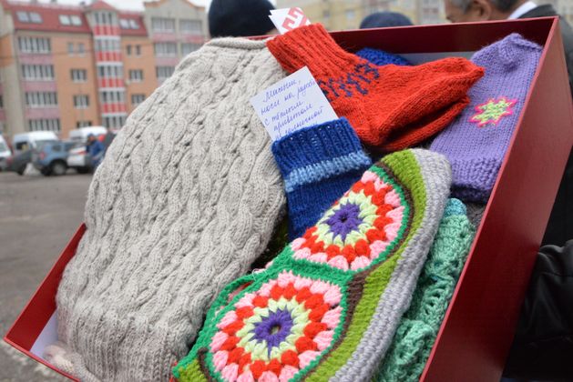 В Калужской области бабушка вяжет носки для бойцов СВО (видео)