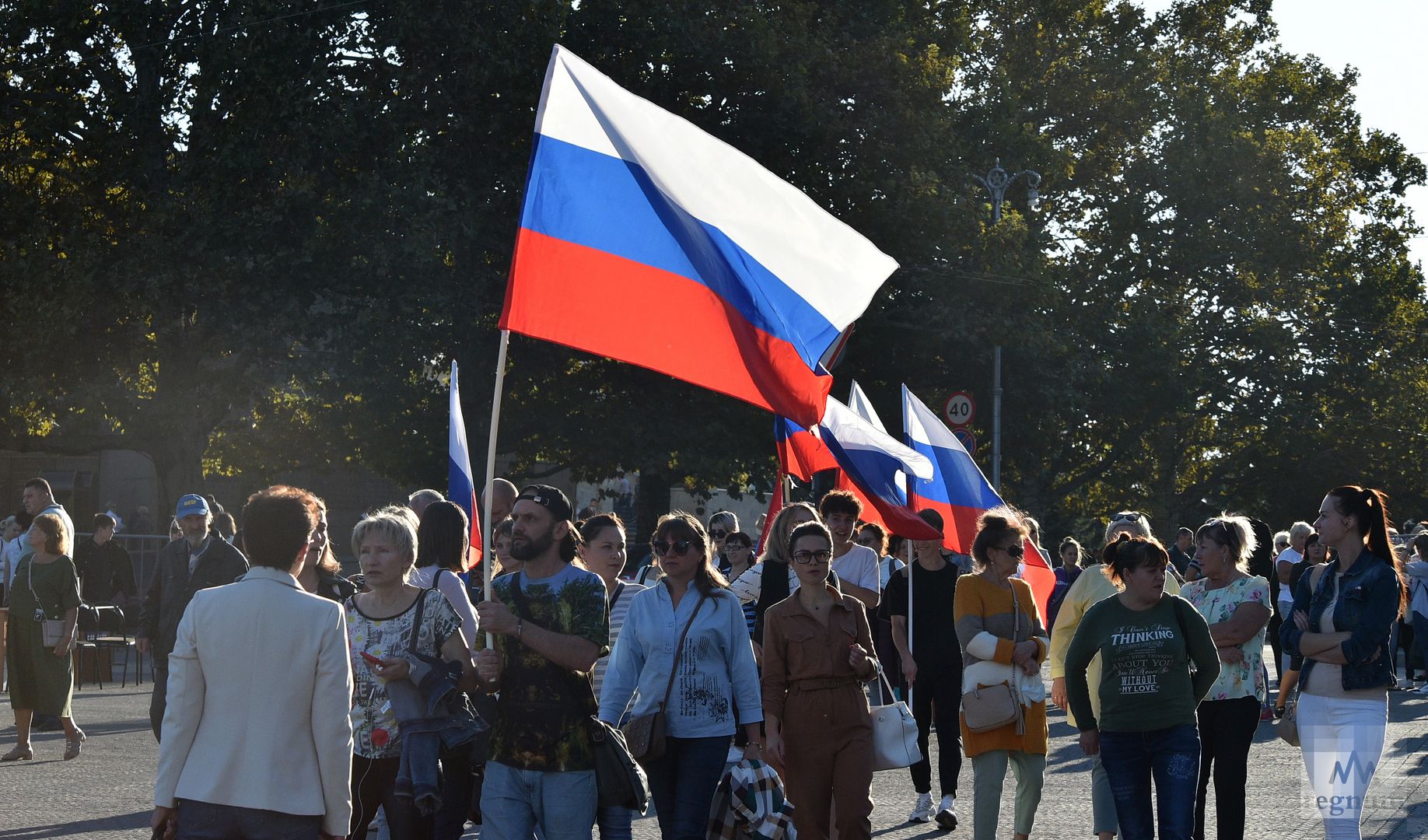 Севастопольцы вышли на площадь Нахимова в поддержку новых регионов России