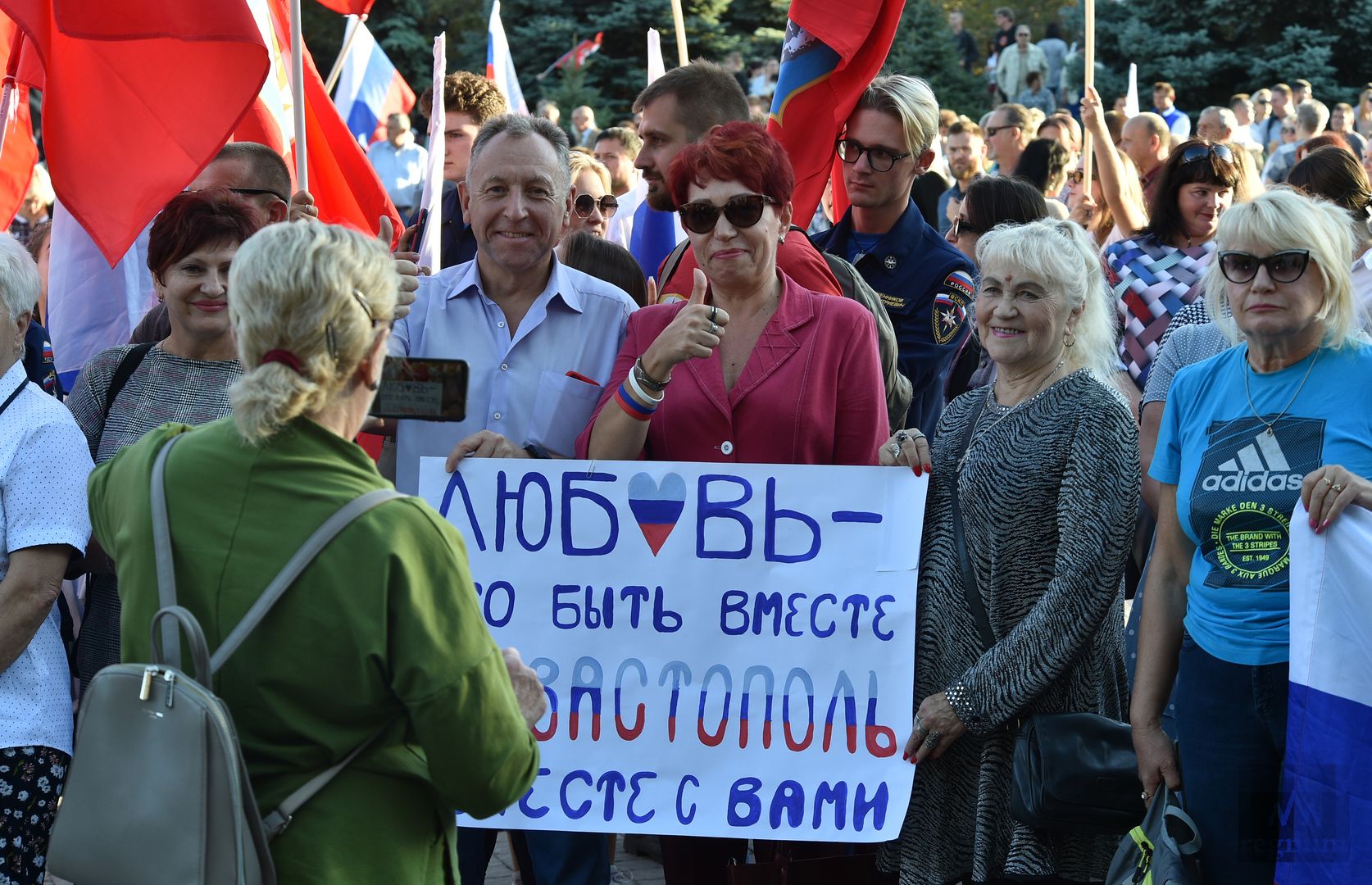 Участниками митинга в Севастополе стали люди разных поколений, но всех их объединило желание показать — здесь знают, что значит вернуться на Родину