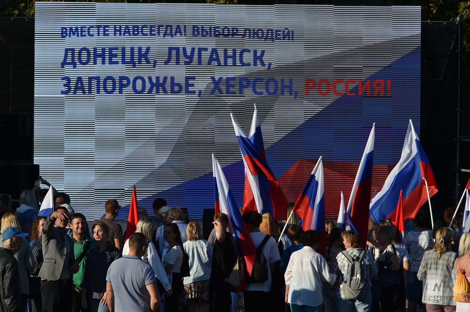 На площади Нахимова в Севастополе выступили творческие коллективы и солисты города