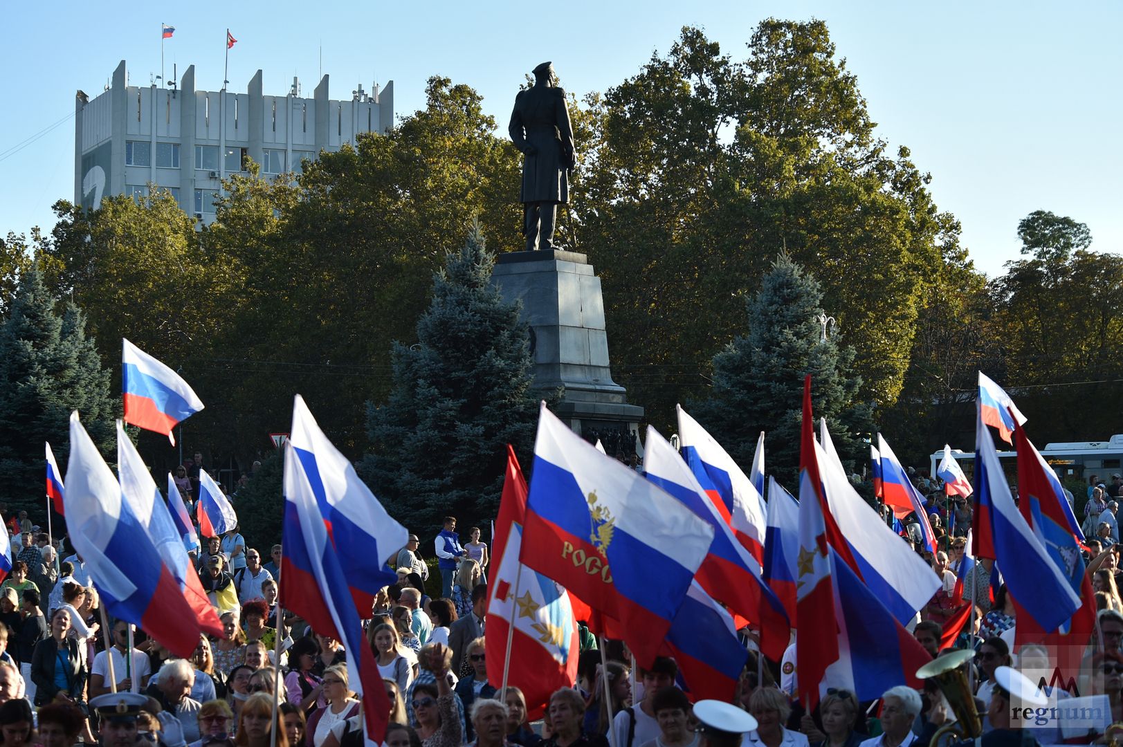 На площади Нахимова Севастополя выступили творческие коллективы и солисты города