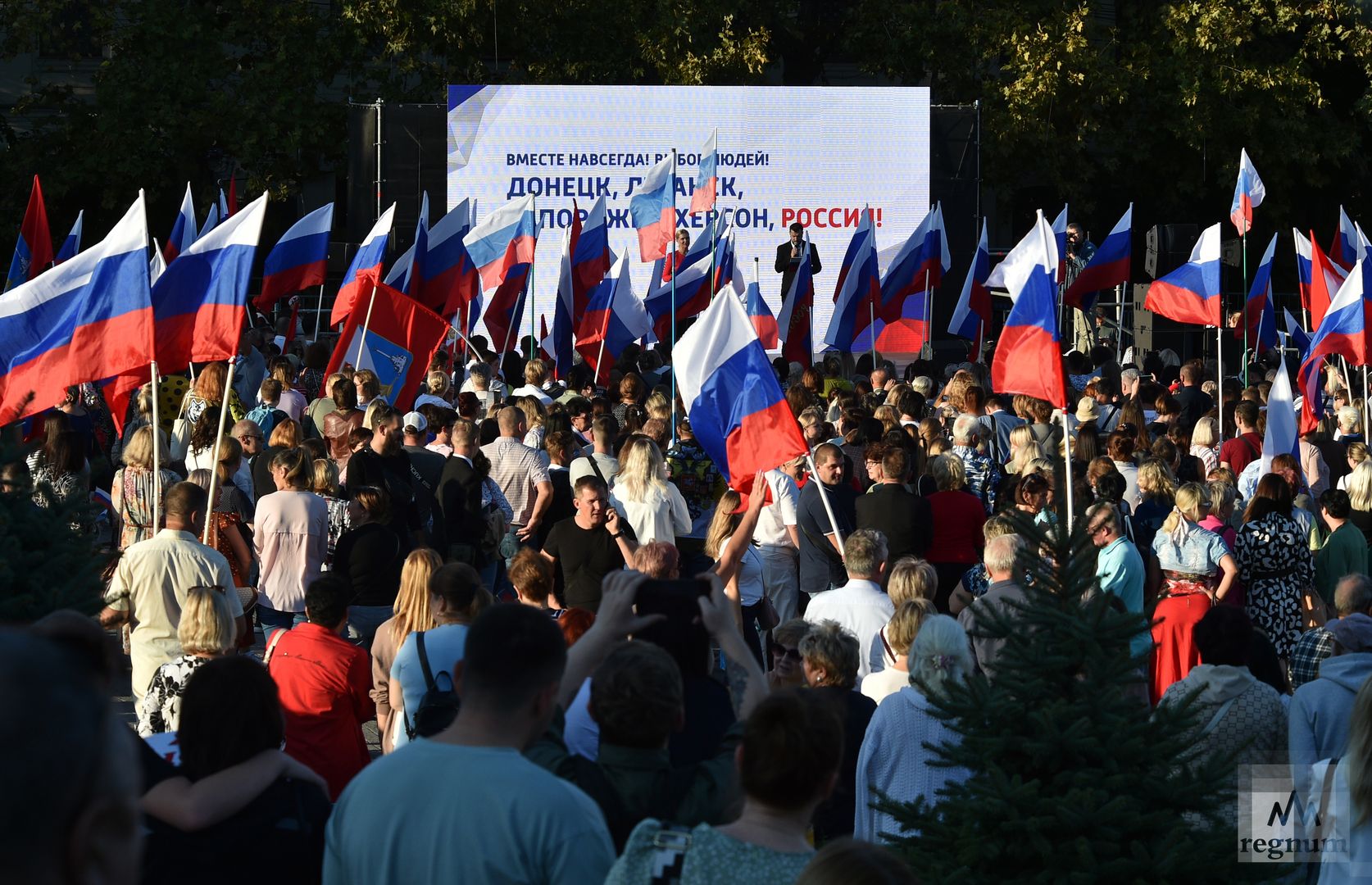 На главной площади Севастополя для участников митинга была организована трансляция выступления президента Российской Федерации Владимира Путина