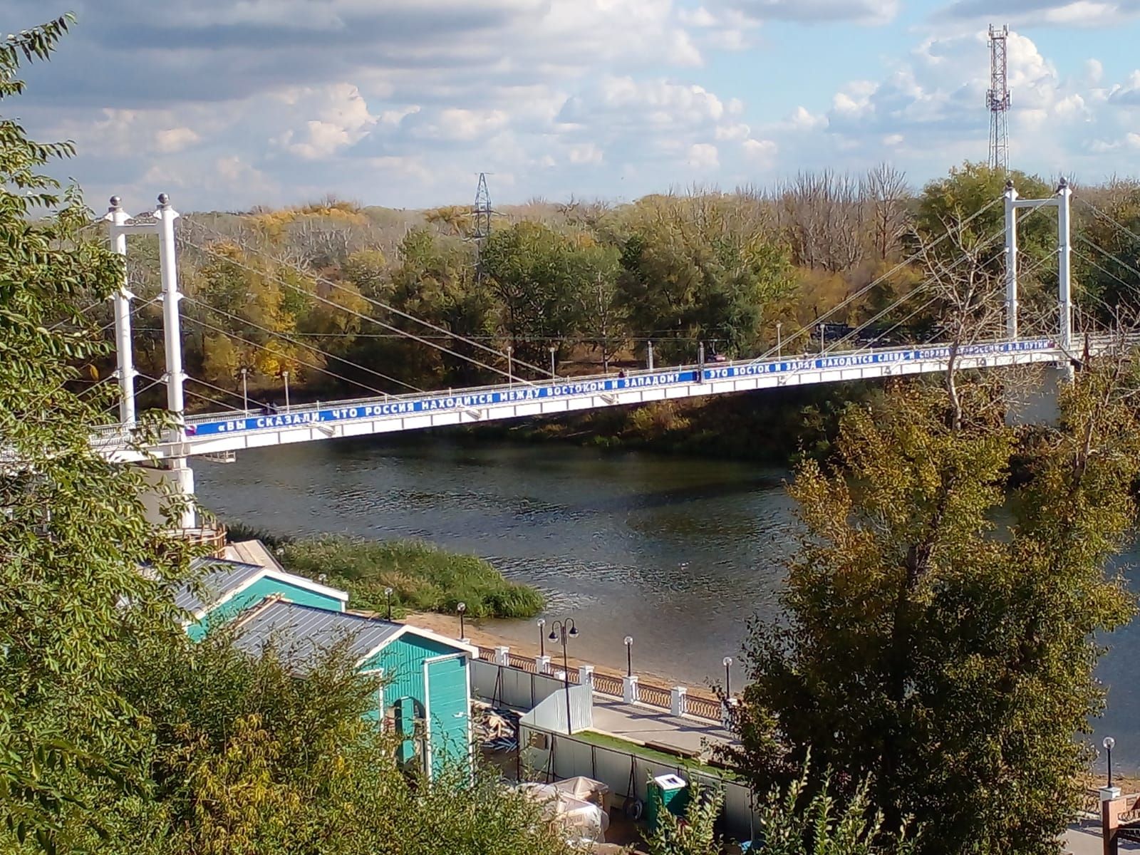 В Оренбурге на мосту появился баннер с цитатой Путина