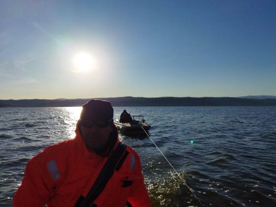 Спасатели отбуксировали лодку с рыбаками к месту стоянки их автомобиля. Озеро Котокель, Бурятия