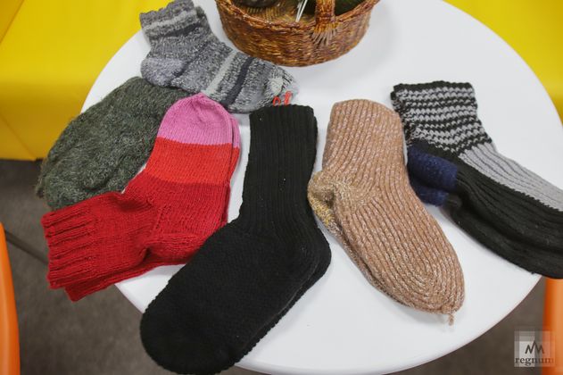 Тёплые носки и балаклавы для солдат связала жительница Никифоровского округа | Знамя