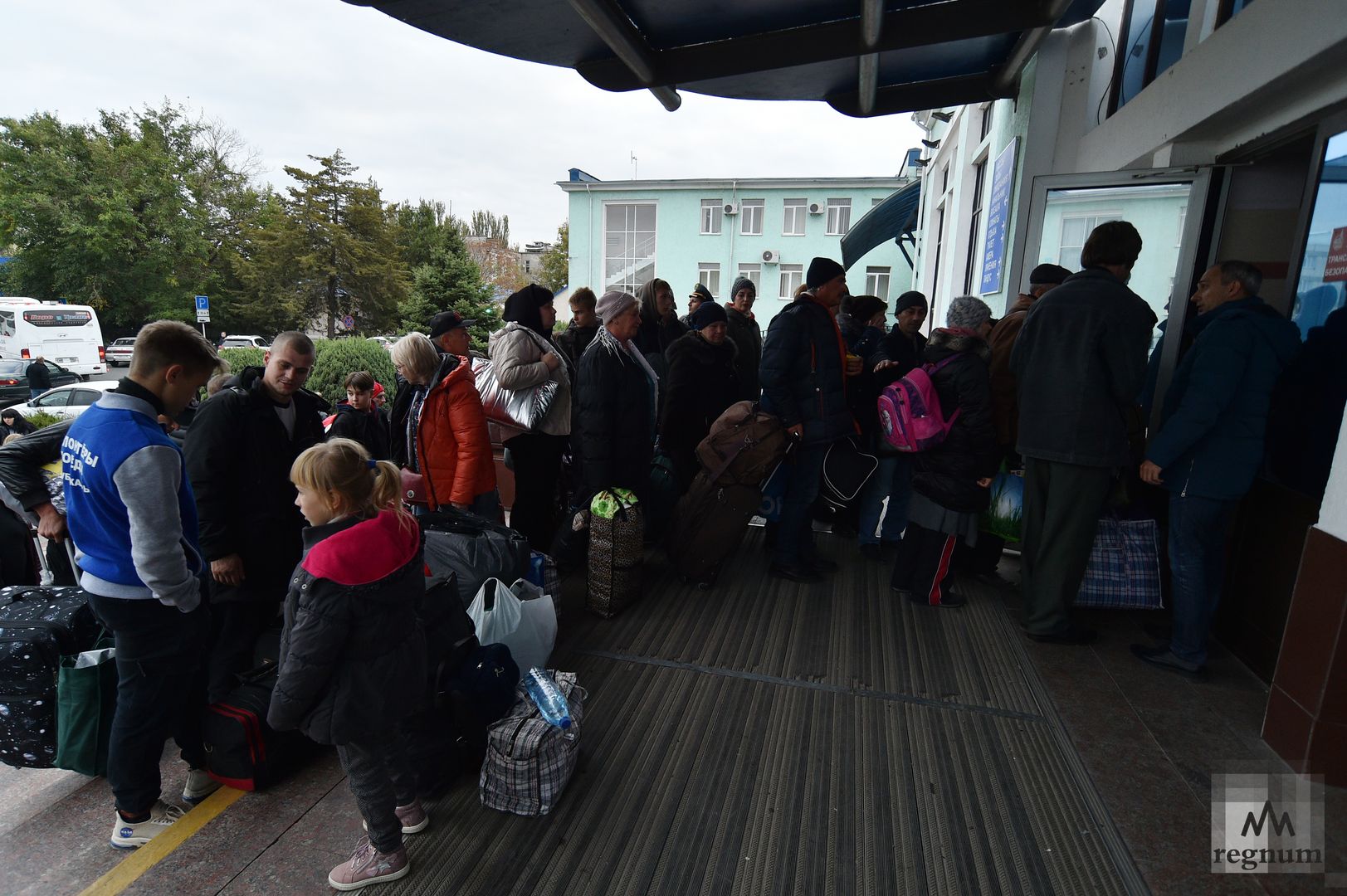 Прибытие перемещенных жителей Херсонской области на ж/д вокзал Джанкоя