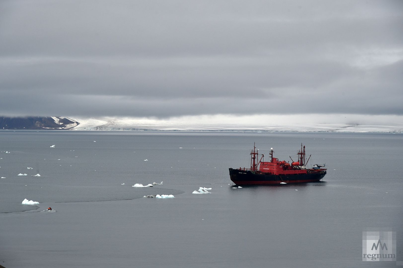 Научно-экспедиционное судно «Михаил Сомов» в Северном Ледовитом океане
