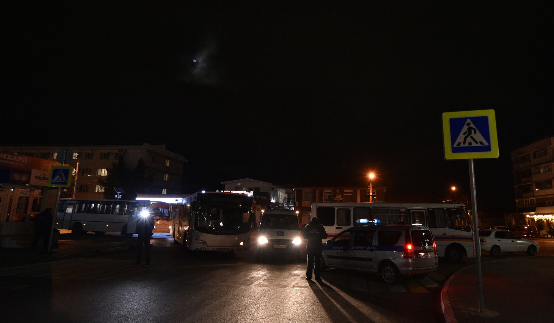 Люди приехали в Крым несколькими автобусами в сопровождении сотрудников МЧС