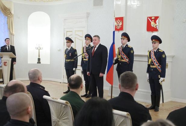 Губернатор Вологодской области олег Кувшинников вручил награды бойцам СВО