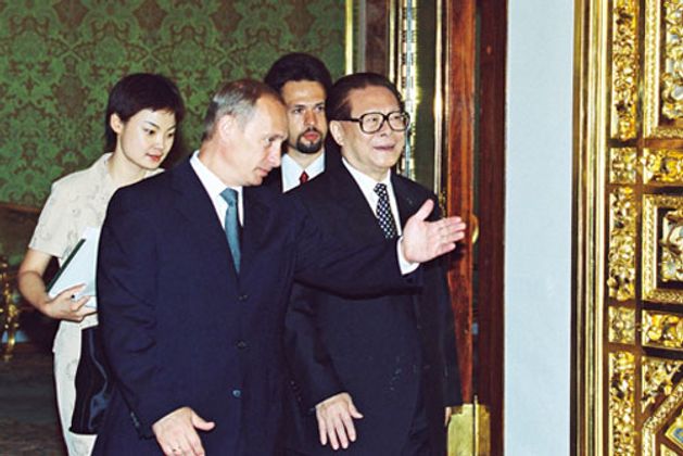 Президент России Владимир Путин и бывший председатель КНР Цзян Цзэминь. 2001г.