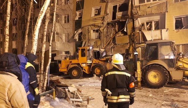 Спасатели продолжают работать на месте обрушения жилого дома в Нижневартовске
