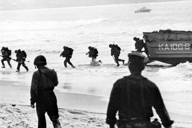 Солдаты 3-го батальона 9-го полка морской пехоты США высаживаются в районе Дананга. 8 марта 1965 года