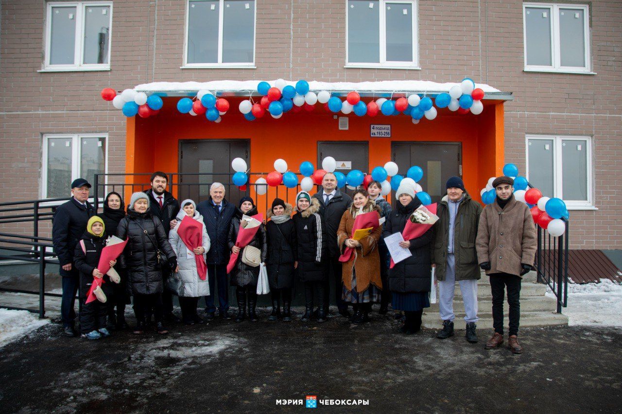 В Чебоксарах накануне Нового года многодетные семьи получили новые квартиры