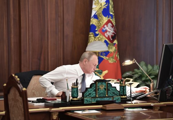 Владимир Путин в рабочем кабинете
