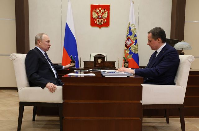 Президент РФ Владимир Путин и губернатор Белгородской области Вячеслав Гладков во время встречи