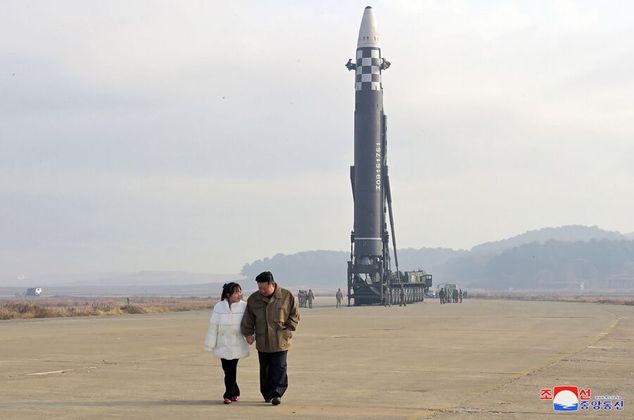 Лидер КНДР Ким Чен Ын посетил место испытания новой межконтинентальной баллистической ракеты «Хвасон-17»