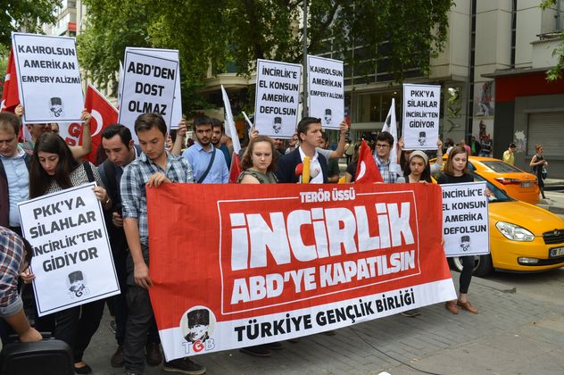 Левые студенты собрались в знак протеста против США и их армии на авиабазе Инджирлик в Анкаре