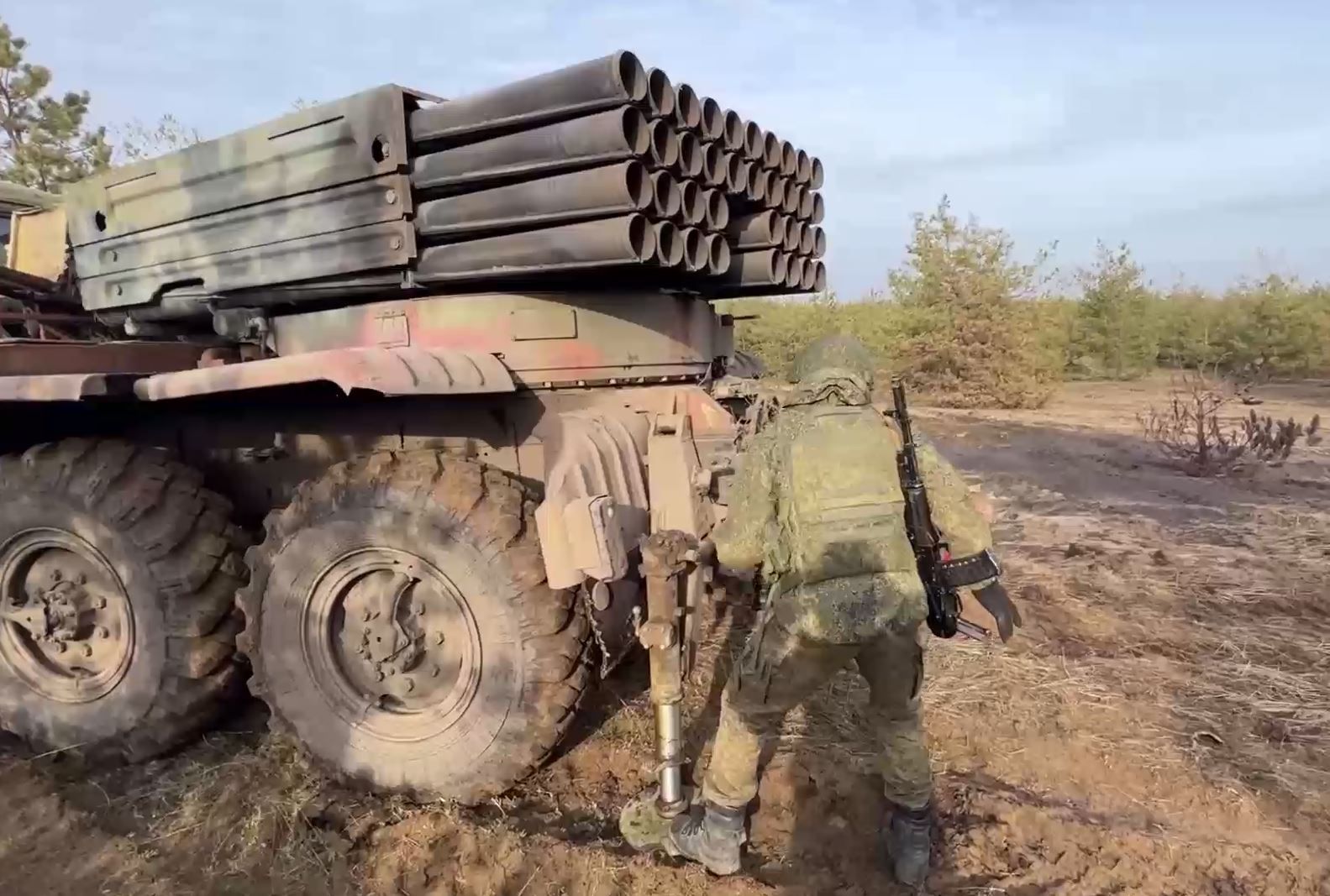 Минобороны показало видео уничтожения расчетами «Града» батареи гаубиц ВСУ