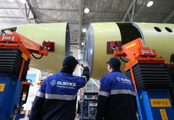 Стыковка элементов фюзеляжа самолета Sukhoi Superjet 100