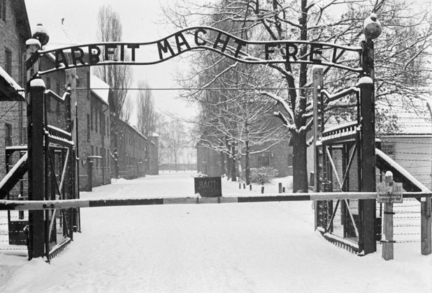 Ворота с надписью «Труд освобождает» в Государственном музее Аушвиц-Биркенау на территории бывшего нацистского концентрационного лагеря