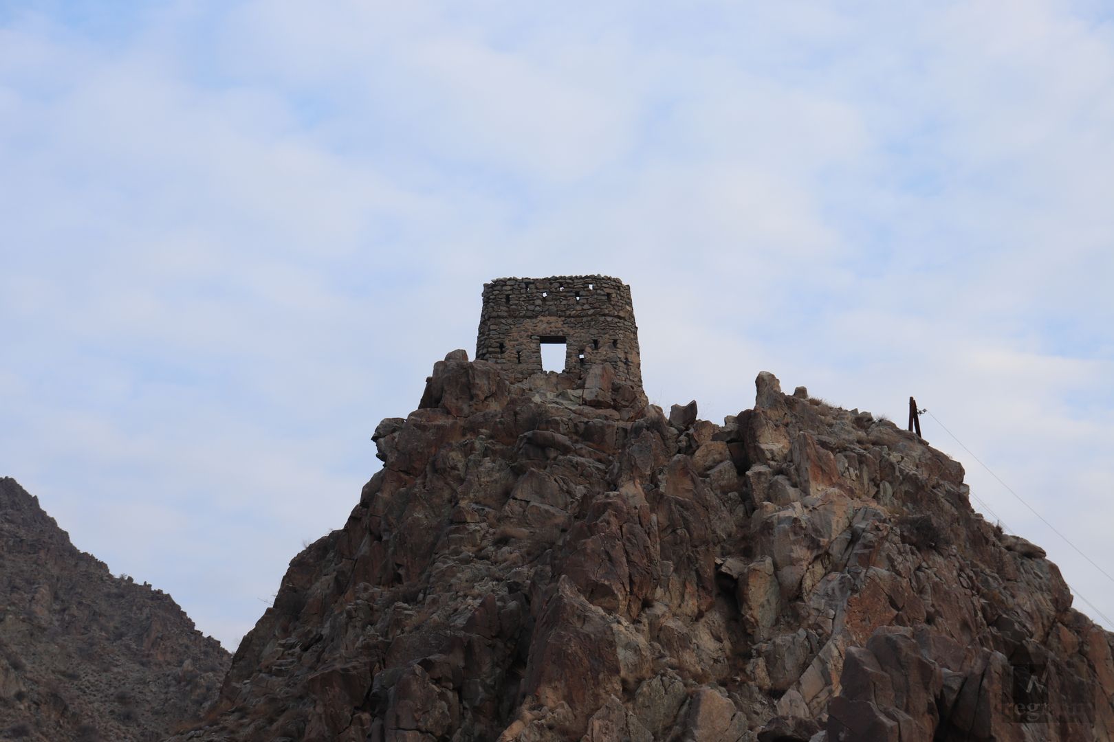 Средневековая крепость Мегри состоит только из отдельно стоящих башен. Роль стен играют горы