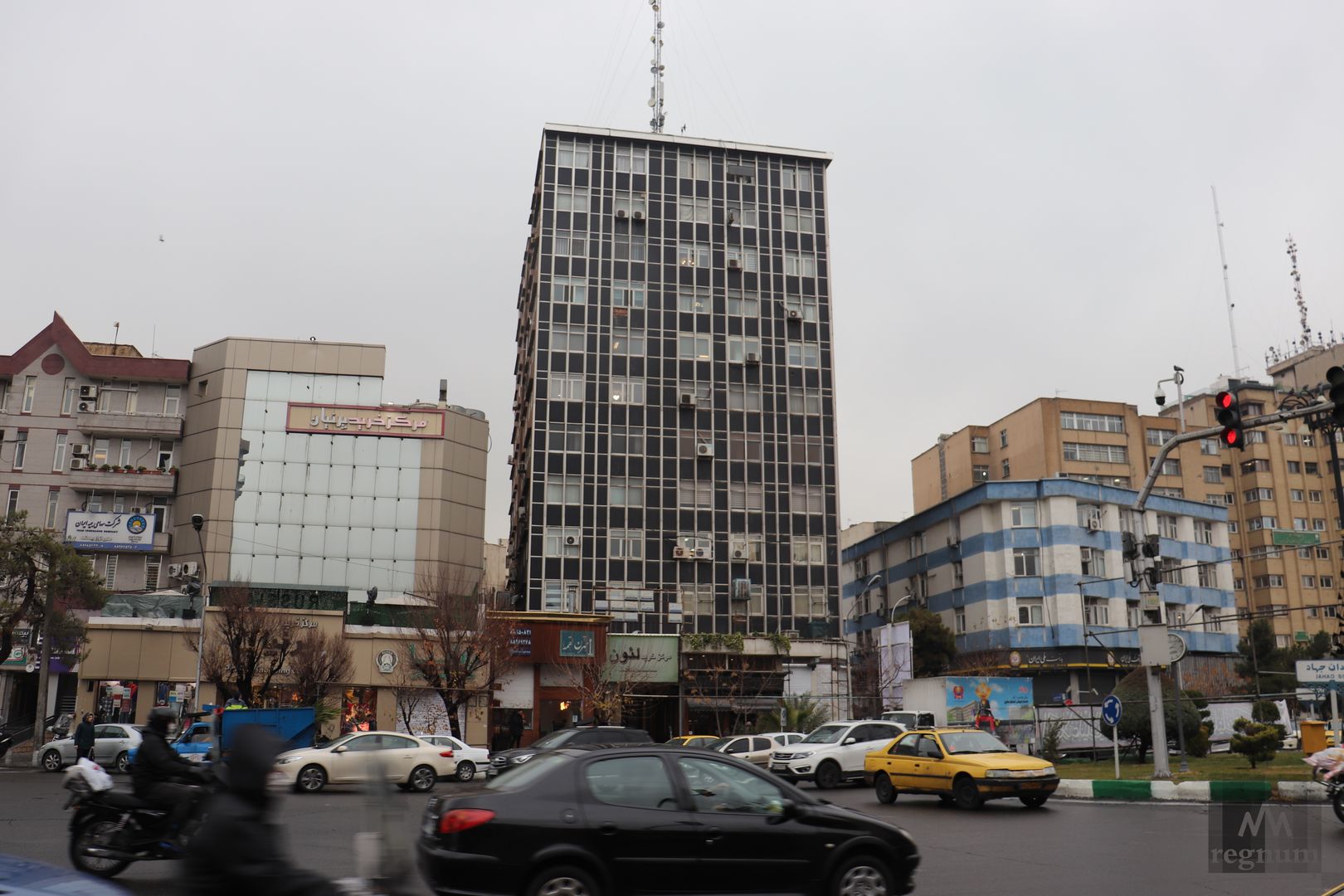 На 90% Тегеран серое пространство, немного напоминающее застройку советского периода