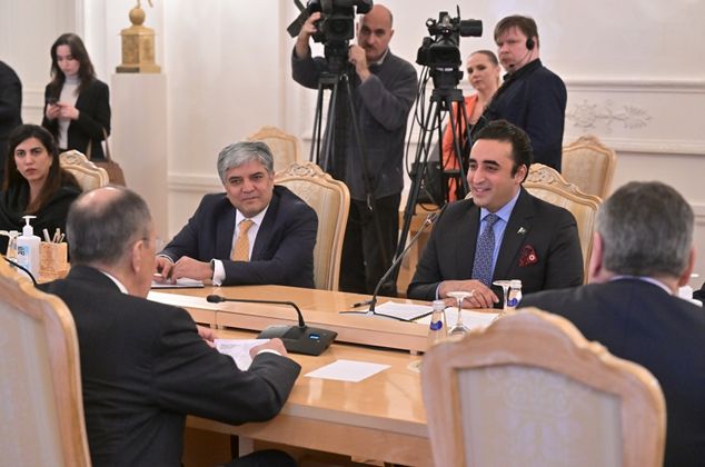 Министр иностранных дел Пакистана Билавал Бхутто Зардари (справа) во время встречи в Москве с министром иностранных дел РФ Сергеем Лавровым