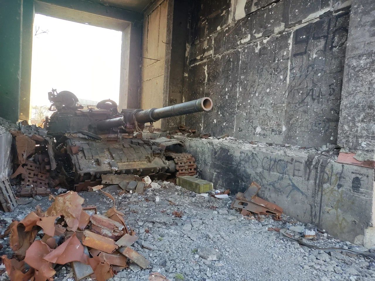 Карма не заставила себя ждать — снаряд прилетел прямо в украинский танк, прятавшийся в арке