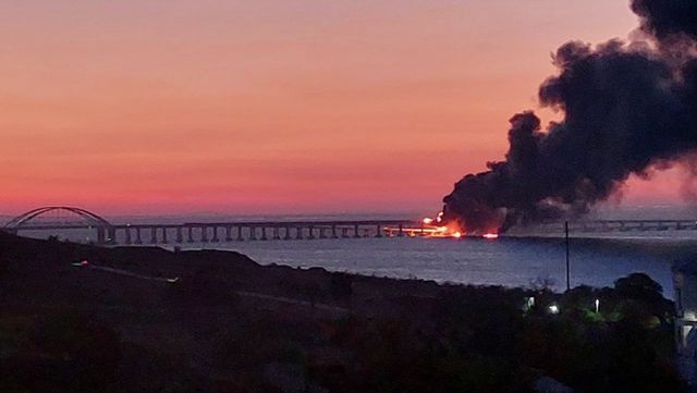 Пожар на Крымском мосту, на автомобильной части которого со стороны Таманского полуострова произошел подрыв грузового автомобиля